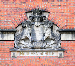 Bauschmuck mit Inschrift "Mädchen-Schule" - Hamburg Wappen von Löwen gehalten. Schule Telemannstrasse in Hamburg Eimsbüttel.