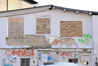 vernagelte Fenster, Nebengebäude der Hamburger Schilleroper in St. Pauli - abbröckelnder Putz.
