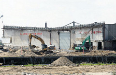 Abrissbagger am Petersenkai des Baakenhafens, der zum Hamburger Hafenstadtteil Hafencity  gehört. Teile eines Lagerschuppens sind abgerissen worden.