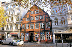 Historisches Fachwerk-Doppelhaus in Hamburg St. Georg in der Langen Reihe, Sitz der Hamburger Aidshilfe - Etagenhäuser, Gründerzeitarchitektur.