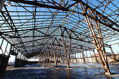 Holzkonstruktion eines Lagerschuppens - Abriss eines Lagergebäudes am Baakenhafen - Entstehung der Hafencity.