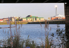Blick über den Sandtorhafen - Lagergebäude und Krafwerk Hafencity mit den hohen Schornsteinen. (2003)