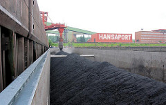 Bilder aus dem Hamburger Hafen - ein Binnenschiff wird im Sandauhafen mit Schüttgut beladen - im Hintergrund Verwaltungsgebäude.