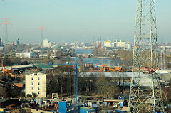 Blick auf die Harburger Schlossinsel; links das Harburger Schloss - im Hintergrund die Schleuse zwischne Harburger Binnenhafen und Süderelbe. Dahinter die Einfahrt zum Reiherstieg - Industriegebäude. (2006)