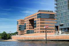 Moderne Architektur am Hamburger Hafenrand - Bürogebäude an der Grossen Elbstrasse von Hamburg Altona.