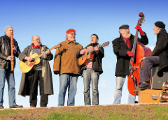 Die Musikgruppe Hamborger Schietgäng tritt bei der Veranstaltung zum Abriss des Zollzauns am Spreehafen in Hamburg Wilhelmsburg.