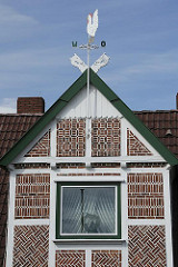 Historisches Fachwerkhaus, Giebel mit Wetterhahn.