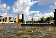 Anleger Saalehafen am Halleschen Ufer - Fassade des Parkhauses am Dessauer Ufer von Hamburg Kleiner Grasbrook.