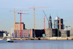 Eingerüsteter Kaispeicher A - Baustelle der Elbphilharmonie in der Hafencity Hamburgs (2008)