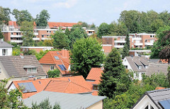 Bergige Wohnlandschaft in HH-Eißendorf - Dächer von Einzelhäusern an den Hügeln der Harburger Berge im Stadtteil HH-Eissendorf.