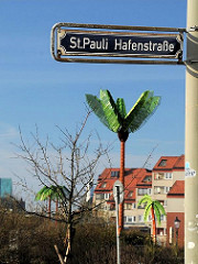 Strassenschild St. Pauli Hafenstrasse - Bilder aus Hamburg - Palme auf dem Antoniplatz / Park Fiction.