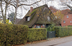 Reetdachgebäude - hohe Hecken - Gross Flottbeker Strasse.