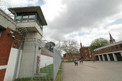 Wachturm Drahtzaun mit Stacheldraht - Innenhof Fuhlsbüttler Gefängnis Hamburger Strafvollzug.