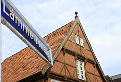 Geschichte Harburgs, Strassenschild der Laemmertwiete - Fachwerkgiebel.
