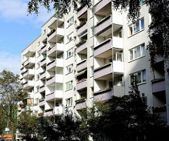 Balkons in der Sonne - Fassade eines mehrstöckigen Wohngebäudes im Stadtteil Neugraben Fischbek.