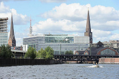 Stadtteil Hamburg Altstadt - Blick vom Oberhafenkanal zum Deichtorcenter - Kirchtürm St. Petri + St. Jacobi - Oberhafenbrücke - Deichtorhallen.