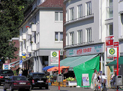 Bushaltestelle und Geschäfte; Fuhlsbüttler Strasse Hamburg Barmbek.