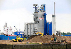 Baustelle am Petersenkai im Hamburger Baakenhafen - Industriearchitektur; im Hintergrund die Aufbauten eines Frachters auf der Norderelbe / Kirchenpauerkai.