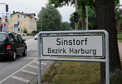 Schild der Stadtteilgrenze zu Hamburg Sinstorf, Bezirk Harburg - Strassenverkehr an der Hauptstrasse.
