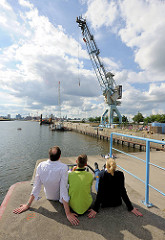 Bungee-Springen am Versmannkai im Hamburger Baakenhafen von einem Hafenkran.