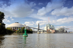 Kraftwerk Hamburg Moorburg an der Süderelbe - Kohlekraftwerk, Industriearchitektur - grüne Fahrwassertonne.