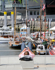 historische Boote im Hamburger Traditionsschiffhafen, dem Sandtorhafen in der Hafencity.