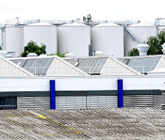 Dächer und Tanks im Industriegebiet von Hamburg Wilhelmsburg. Fotografien aus den Hamburger Stadtteilen.