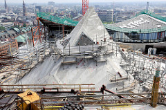Baustelle der Elbphilharmonie - Blick auf das Dach vom zukünftigen Hamburger Konzerthaus.