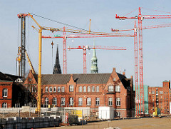 Baukräne in der Hafencity Hamburg - ehem. Gebäude der Behörde Amt für Strom und Hafenbau (2008).