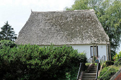 Reetdachkate im Hamburger Stadtteil Rönneburg - altes Haus mit Reet gedeckt.