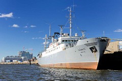 Das Schiff Stubnitz am Kirchenpauerkai in der Hamburger Hafencity - die Stubnitz ist ein ehem. Kühlschiff der DDR Hochsee-Fischfangflotte und wird seit 1992 als soziokulturelles Veranstaltungsschiff genutzt.