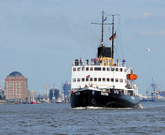 Der Eisbrecher STETTIN auf der Elbe - der Dampf-Eisbrecher wurde 1933 in Dienst gestellt. Das Arbeitsschiff wurde 1983 asl technisches Kulturdenkmal unter Denkmalschutz gestellt und liegt im Museumshafen Oevelgönne.