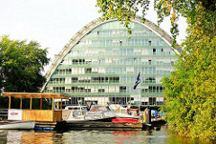 Sportboothafen in Hamburg Hammerbrook - Motorboote liegen am Ufer des Hochwasserbassins.