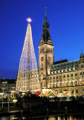Blaue Stunde - Bild vom Weihnachtsmarkt vor dem Hamburger Rathaus.
