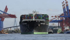 Das Containerschiff HATSU COURAGE legt am Terminal Burchardkai an.