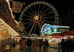 Fotos vom Hamburger Dom - Riesenrad und Schausteller bei Nacht.