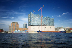 Baustelle der Elbphilharmonie an der Elbe - Stückgutfrachter KARELIA und ein Fahrgastschiff / Raddampfer Louisana in Fahrt - lks. die Bürogebäude an der Kehrwiederspitze.