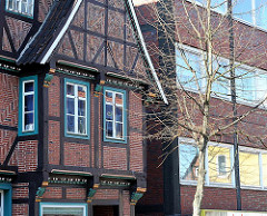 Fachwerkgebäude mit Schnitzereien - Neubau mit Fenstern - Neue Strasse Hamburg Harburg
