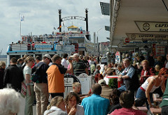 Hamburg Touristen am Anleger St. Pauli Landungsbrücken - Hafenrundfahrt und Souveniershops.