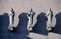 Kirchen in Hamburg Bugenhagenkirche Skulpturen Fassade.