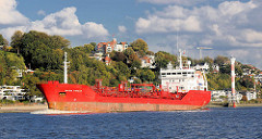 Frachtschiff in Fahrt elbabwärts vor Hamburg Blankenese.