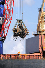 Schrottverladung im Hamburg Hafen - das Altmetall wird von einm Kran in den Laderaum eines Frachtschiffs am Rosskai transportiert - Fotografien aus dem Hamburger Hafen, Bilder aus dem Stadtteil STeinwerder.