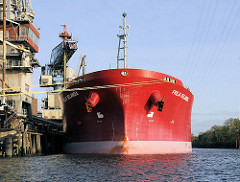 Bulk Cariier Freja Selandia an der Kaianlage der Ölmühle am Neuhöfer Kanal. Das 186m lange und 32m breite  Frachtschiff hat eine Gesamttragfähigkeit von 53000 t.