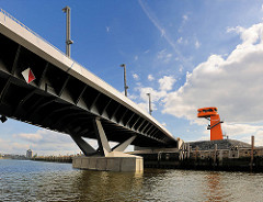 Baakenhafenbrücke über den Baakenhafen in der Hamburger Hafencity - Aussichtsplattform / Aussichtsturm am Petersenkai.
