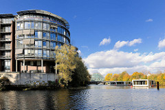 Bürogebäude  am Hochwasserbecken in Hamburg Hammerbrook, rechts Hausboote auf dem Wasser des Kanals - blauer Himmel, Herbstsonne - weisse Wolken. Lks. die Einfahrt zum Südkanal.