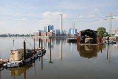 Blick über die Billwerder Bucht - Werft am Moorfleeter Deich - Kraftwerk am Tiefstack.