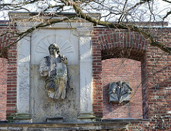Historische Aussenmauer Dreifaltigkeitskirche HH-Harburg; Fragment Christusfigur.