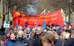 Demonstration Hamburger Ostermarsch - Friedensdemonstranten mit Transparent und Fahnen.
