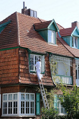 Hausrenovierung , Maler auf der Leiter - Fenster Streichen im Erdkampsweg.