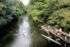 Rudern auf dem Isebekkanal - Ruderboote werden am Anleger zu Wasser gelassen - Freizeitsport in Hamburg Eimsbüttel.